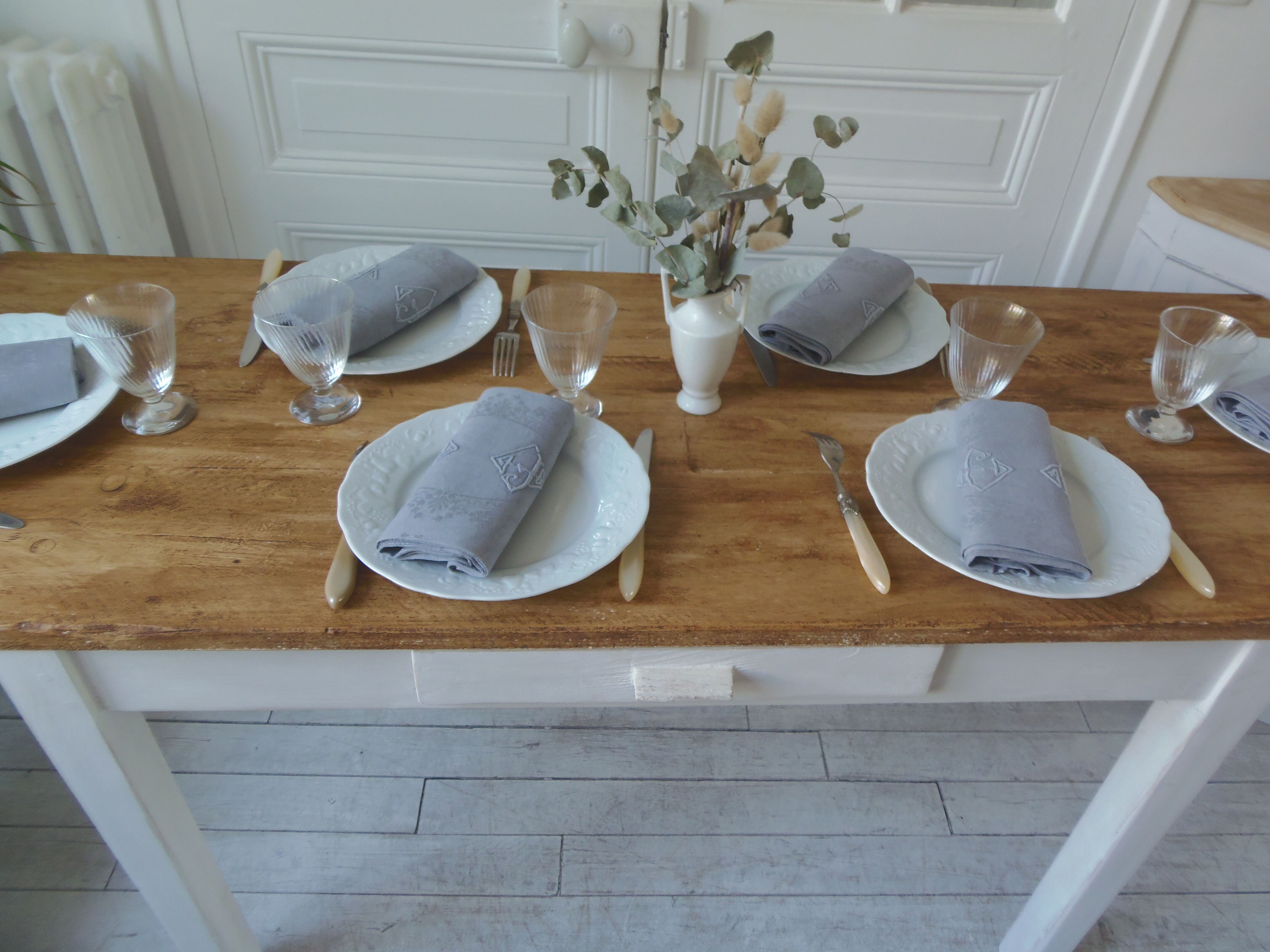 Farm table, leg and belt patinated pearl gray, waxed top medium oak.