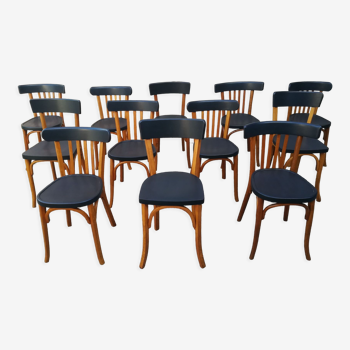 12 chaises de bistrot dépareillées