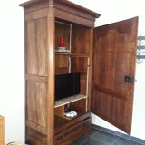 Armoire ancienne ou homme debout