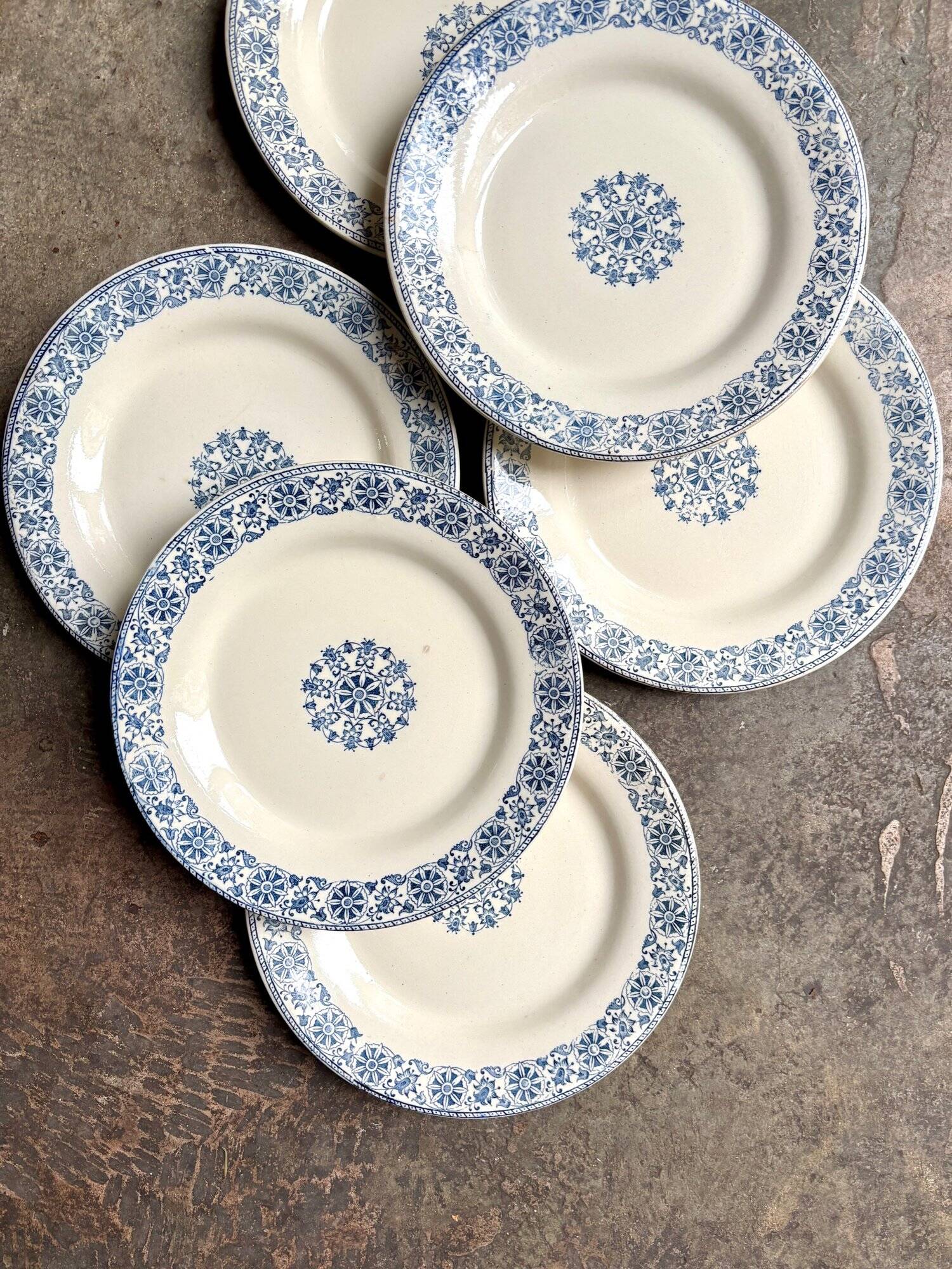 6 Gien flat ironware plates, "Arabesques" service, 1880-1930