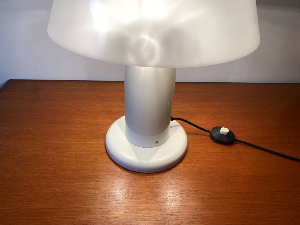 Guzzini lamp, white lacquered metal, height 55cm, 1970s vintage