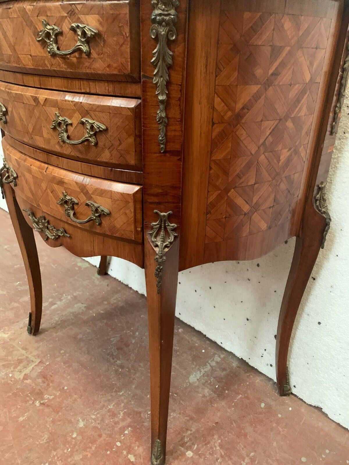 Commode demi lune de style Louis XV en marqueteriea fond de cubes XX siècle