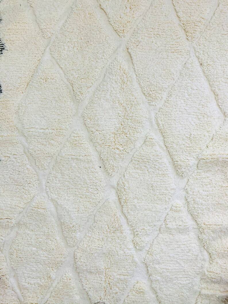Handmade Moroccan rug in natural wool 250cm x 150cm