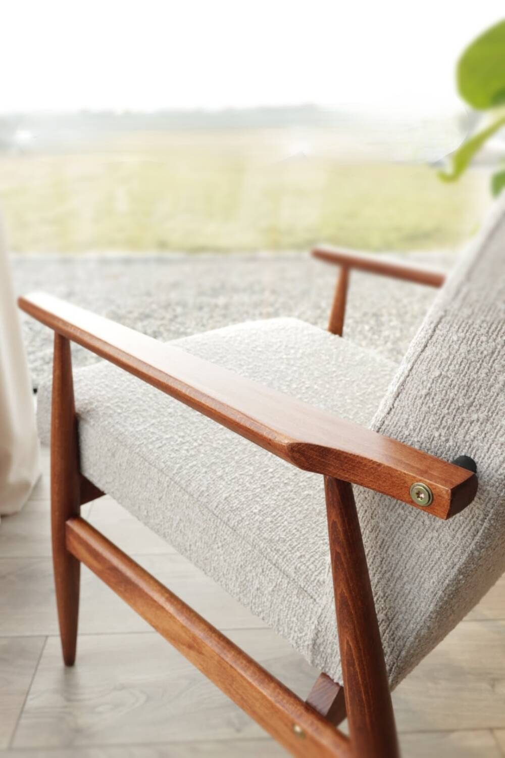 Fauteuil bouclé vintage bois couleur noyer tissu gris champagne design mid