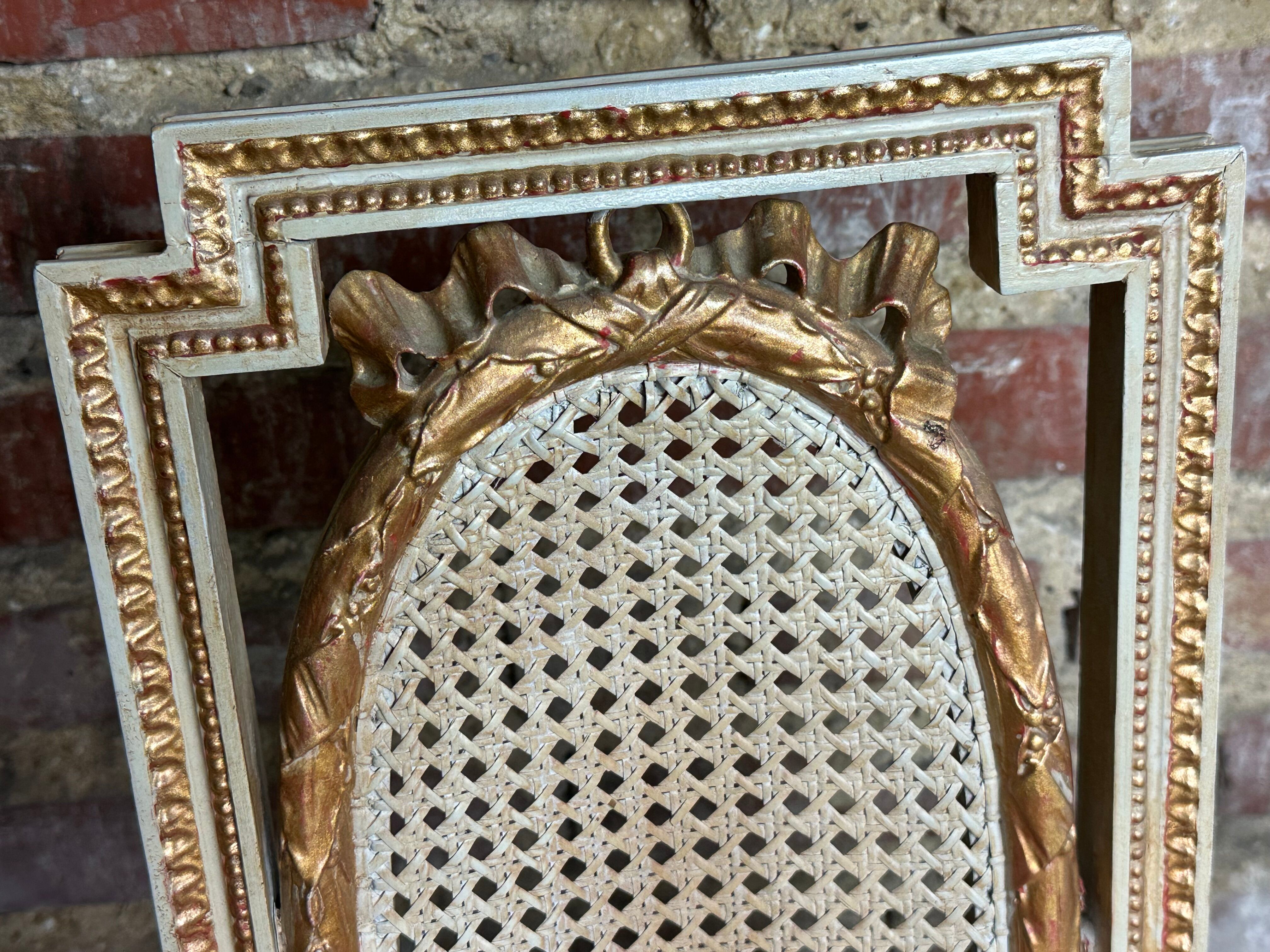 Chaises cannées de style Louis XV patinées gris et doré