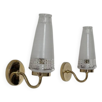 Pair of vintage wall lights in glass and brass, France, 1970.