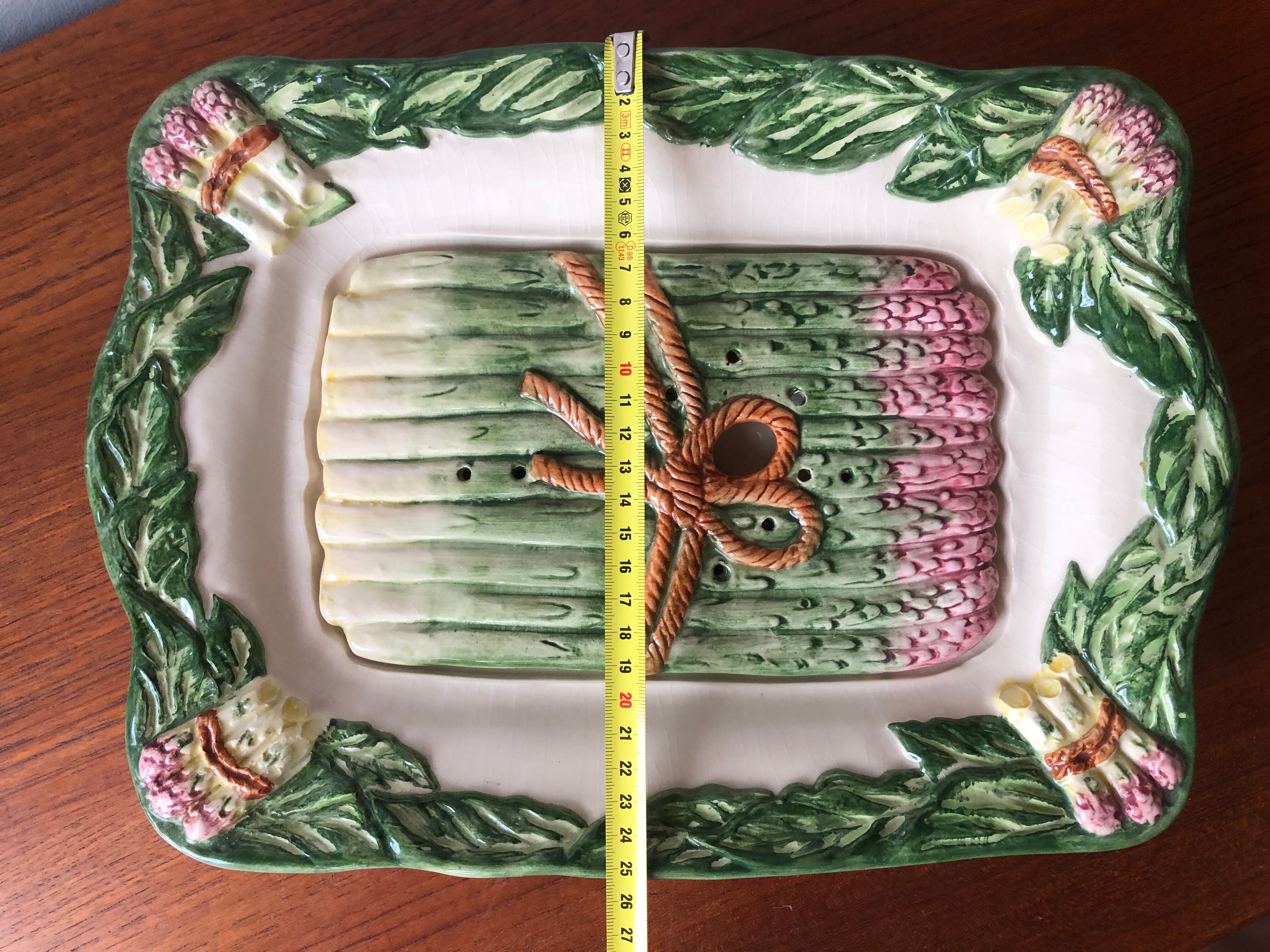 Asparagus dish with integrated drainer