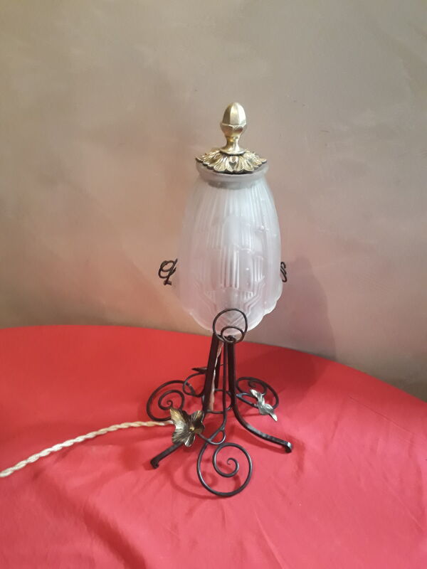 Lampe en fer forgé avec sa tulipe en verre moulé art deco  Dimension: 37 cm hauteur poids: