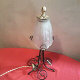 Lampe en fer forgé avec sa tulipe en verre moulé art deco  Dimension: 37 cm hauteur poids: