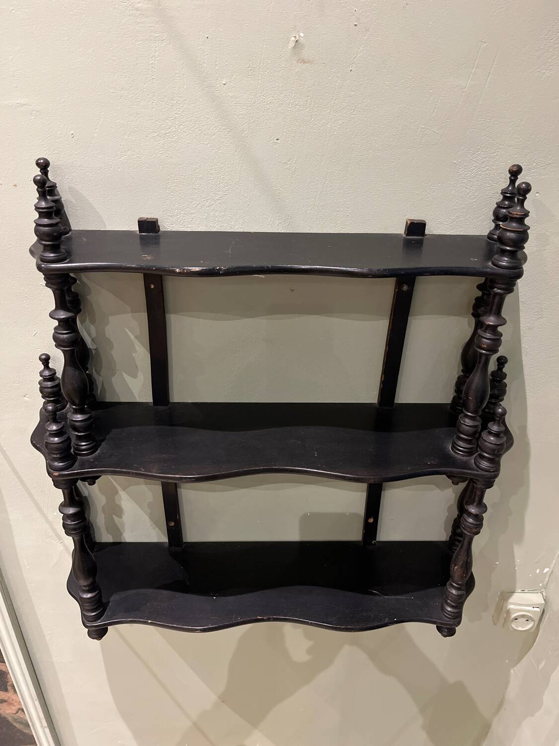 Turned wood shelf, Nap III