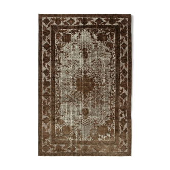 Hand-knotted hi-low pile oriental 1980s 203 cm x 303 cm brown rug