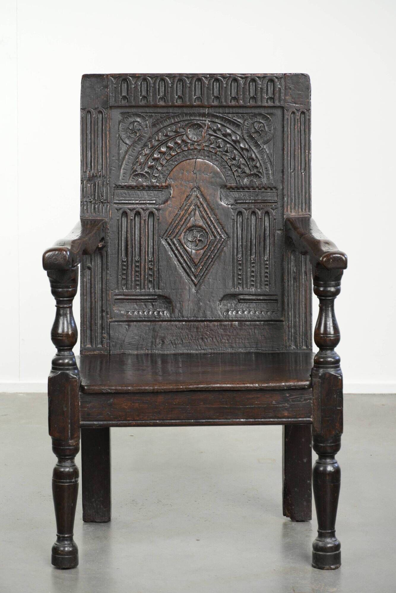 Antique English oak chair / wainscot chair from the 17th century