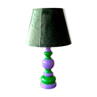 Le lampe en bois boule violet et verte.