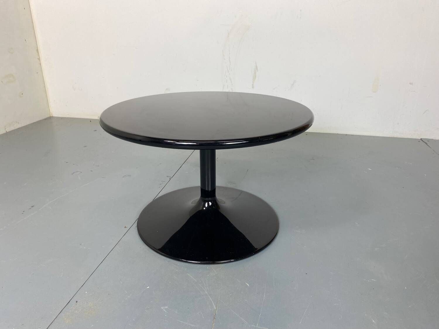 Table Basse d'Appoint Ronde Noire par Pierre Paulin pour Artifort, 1970s