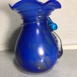 Vase ancien en verre multicouche bleu décor fleur soufflé col corolle vintage