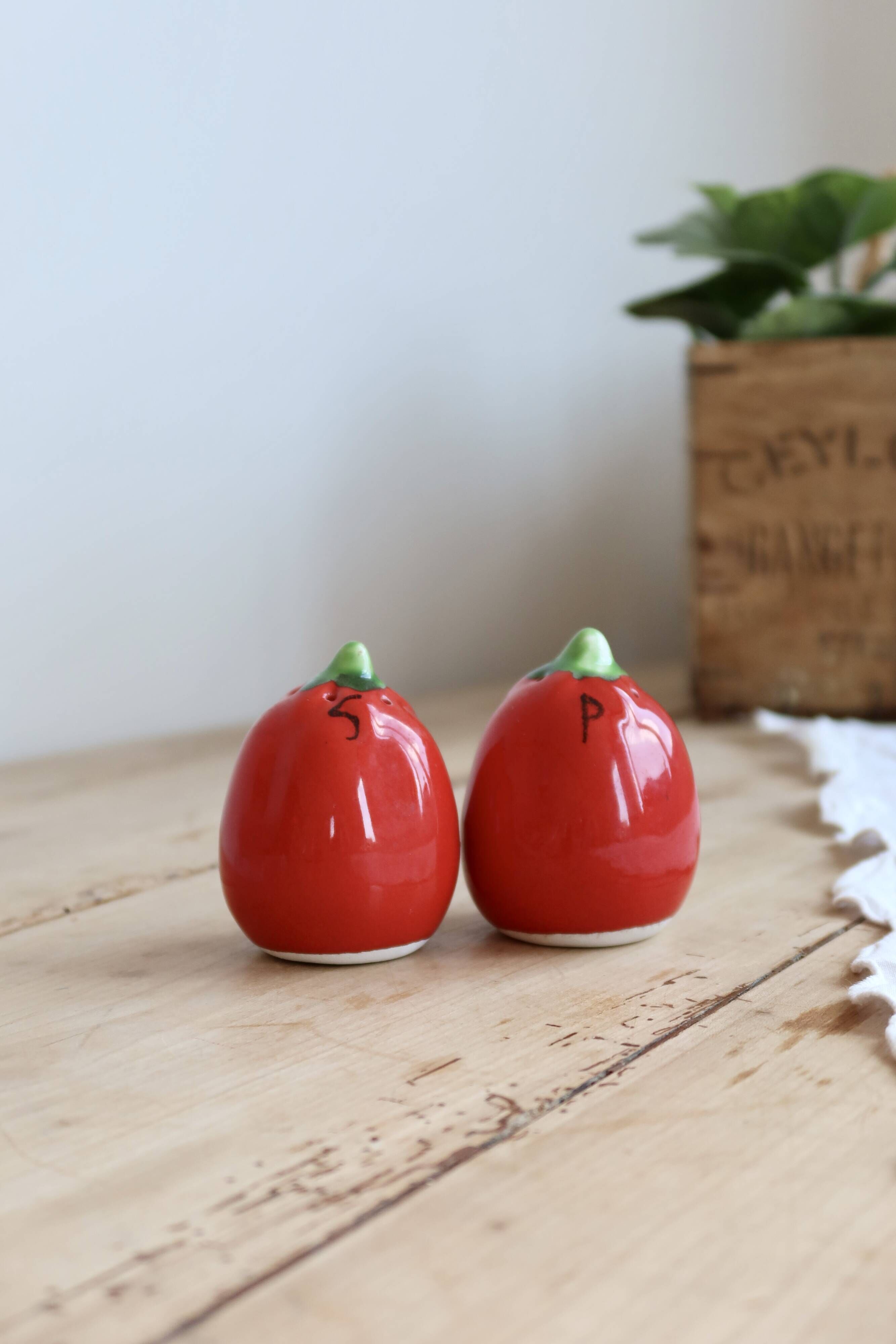 Salière et poivrier vintage en faïence forme tomate rouge