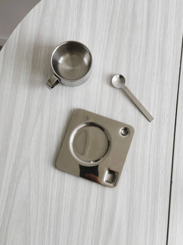 Tasses en inox design avec plateau et cuillère