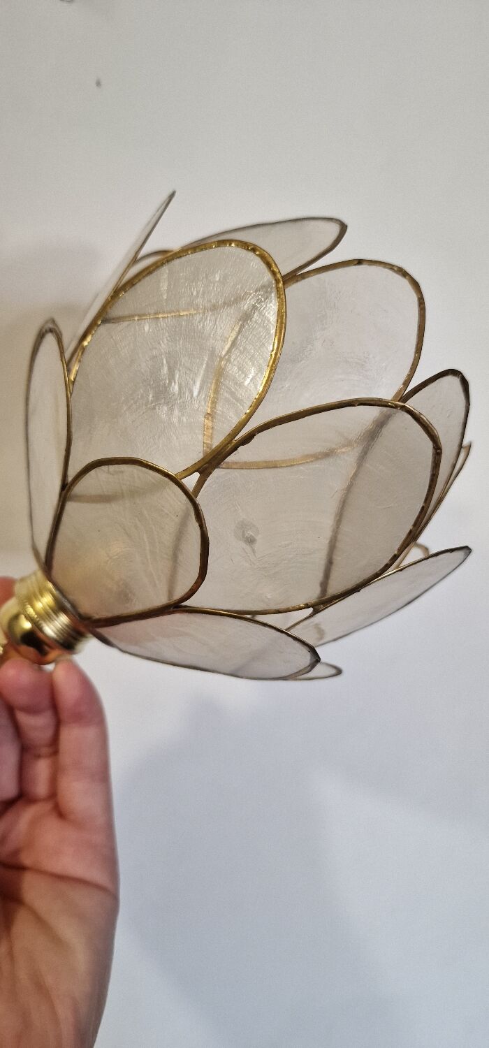 Mother-of-pearl flower in portable lamp or suspension