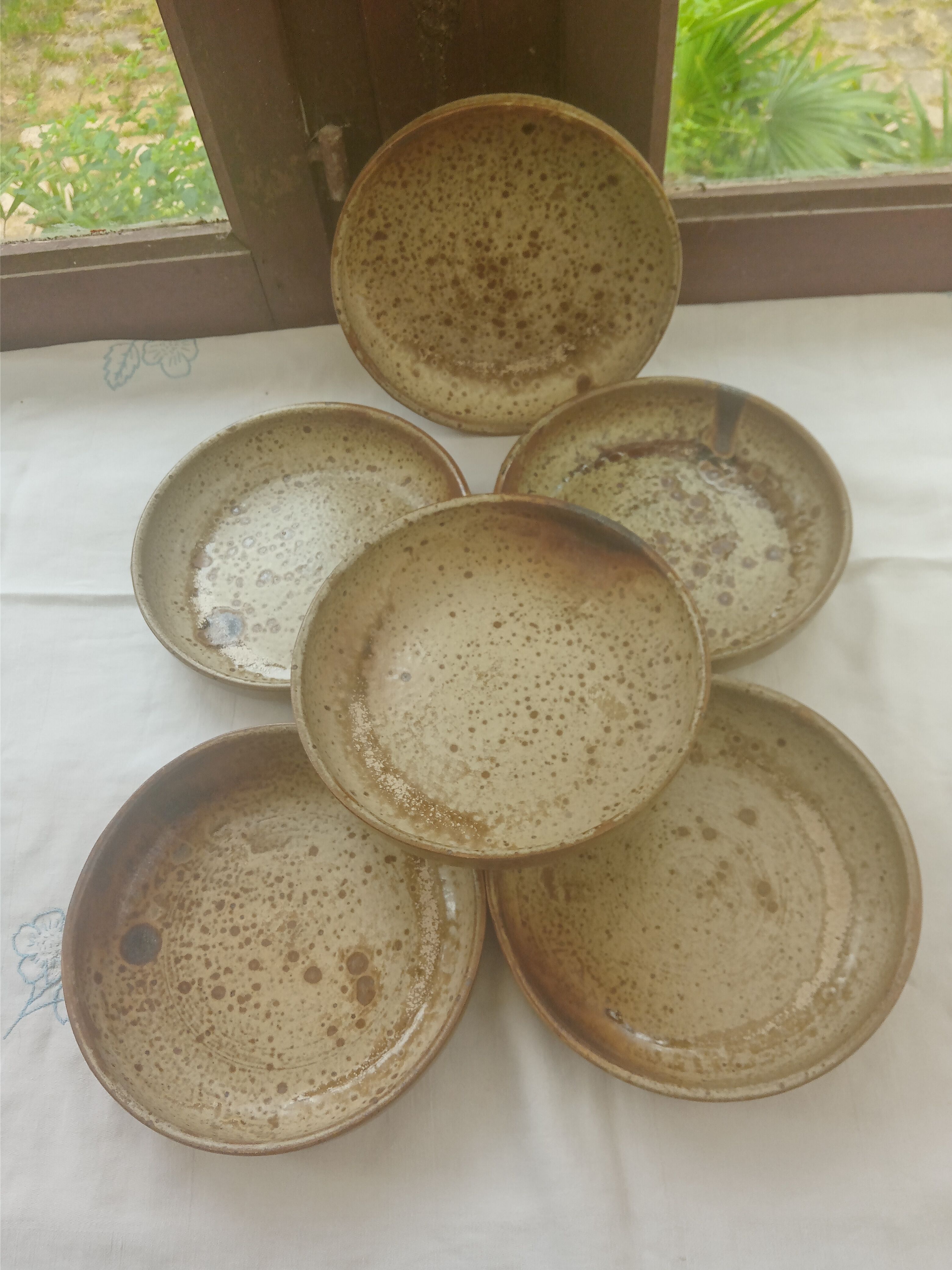 6 hollow sandstone plates
