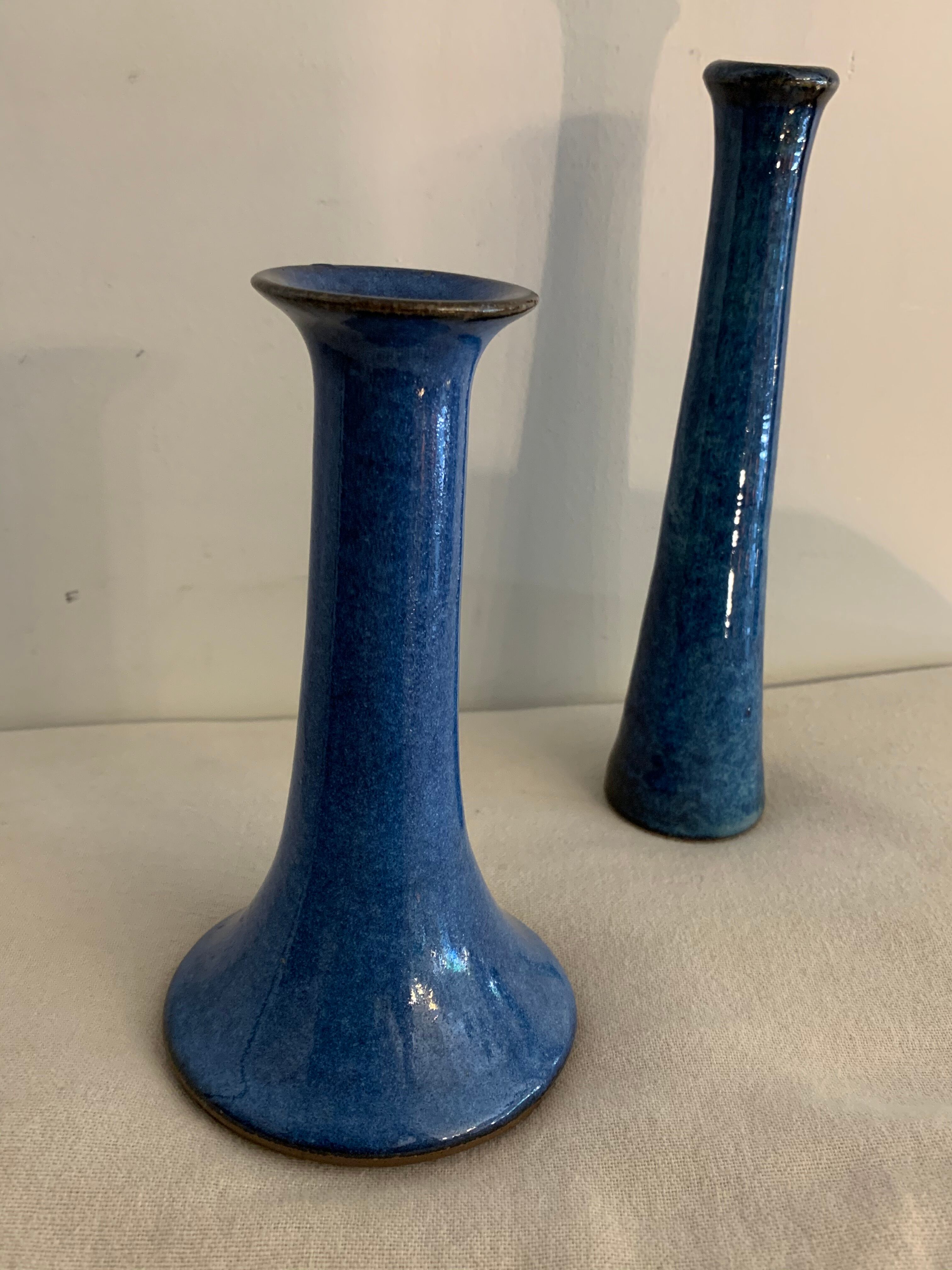 Paire de petits vases soliflores en grès bleu émaillé