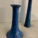 Paire de petits vases soliflores en grès bleu émaillé