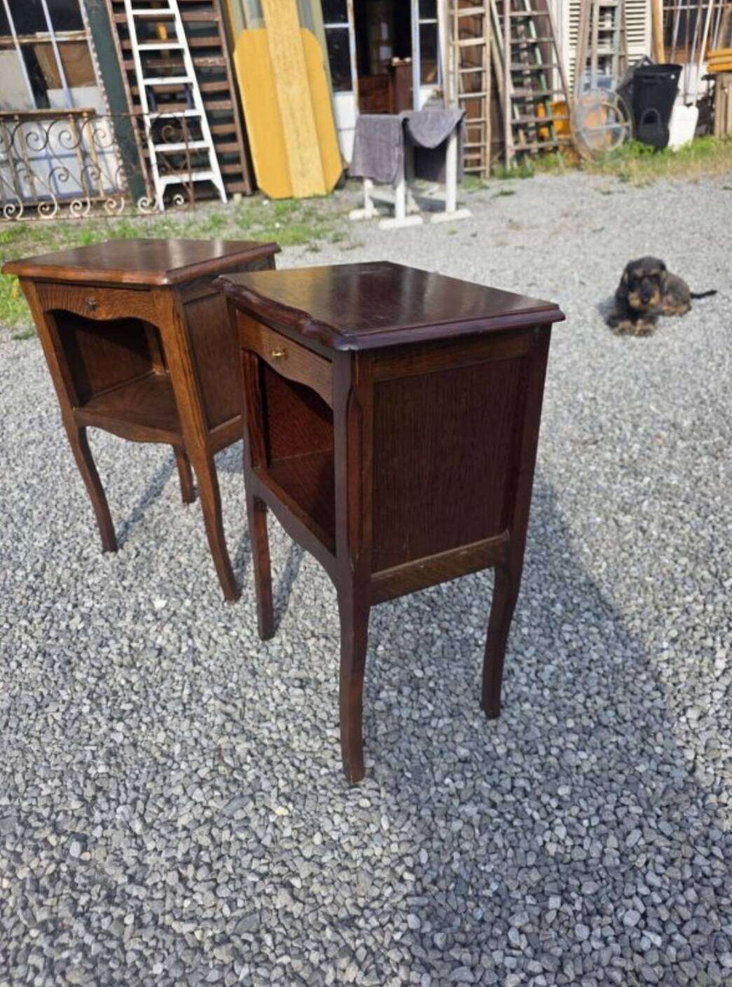 Paire de tables de chevet style Louis XV en chêne