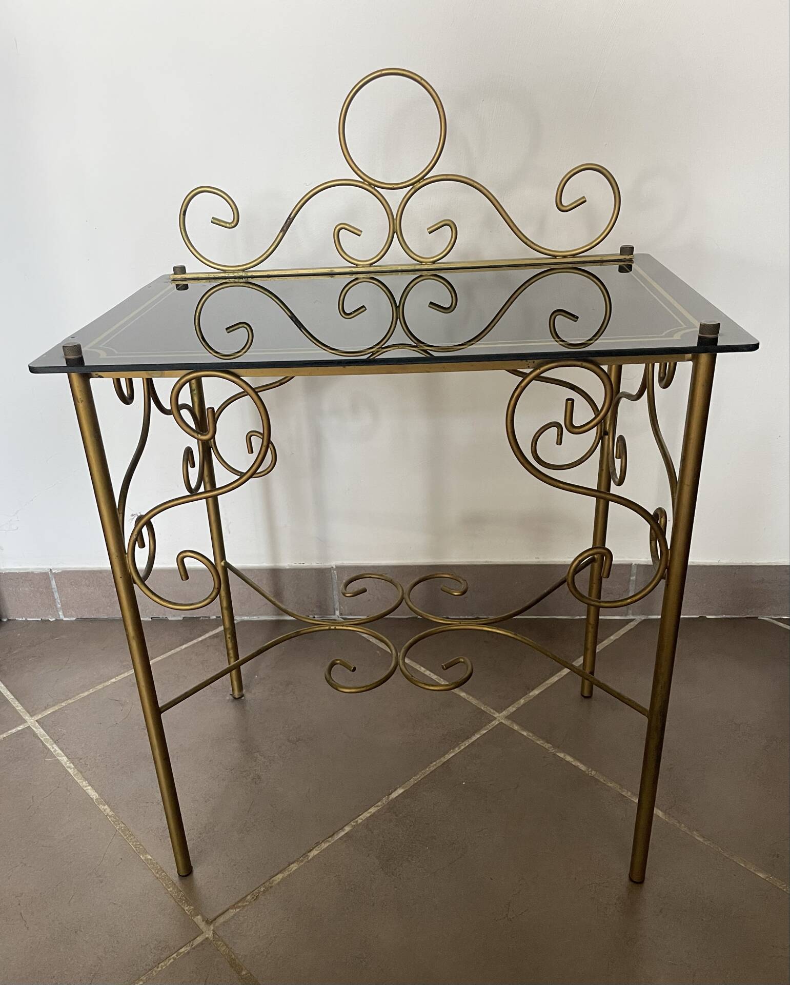 Vintage gilded metal side table, glazed ceramic trays