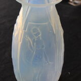 Vase en verre soufflé opalescent art déco par Sabino Paris 1920 1930