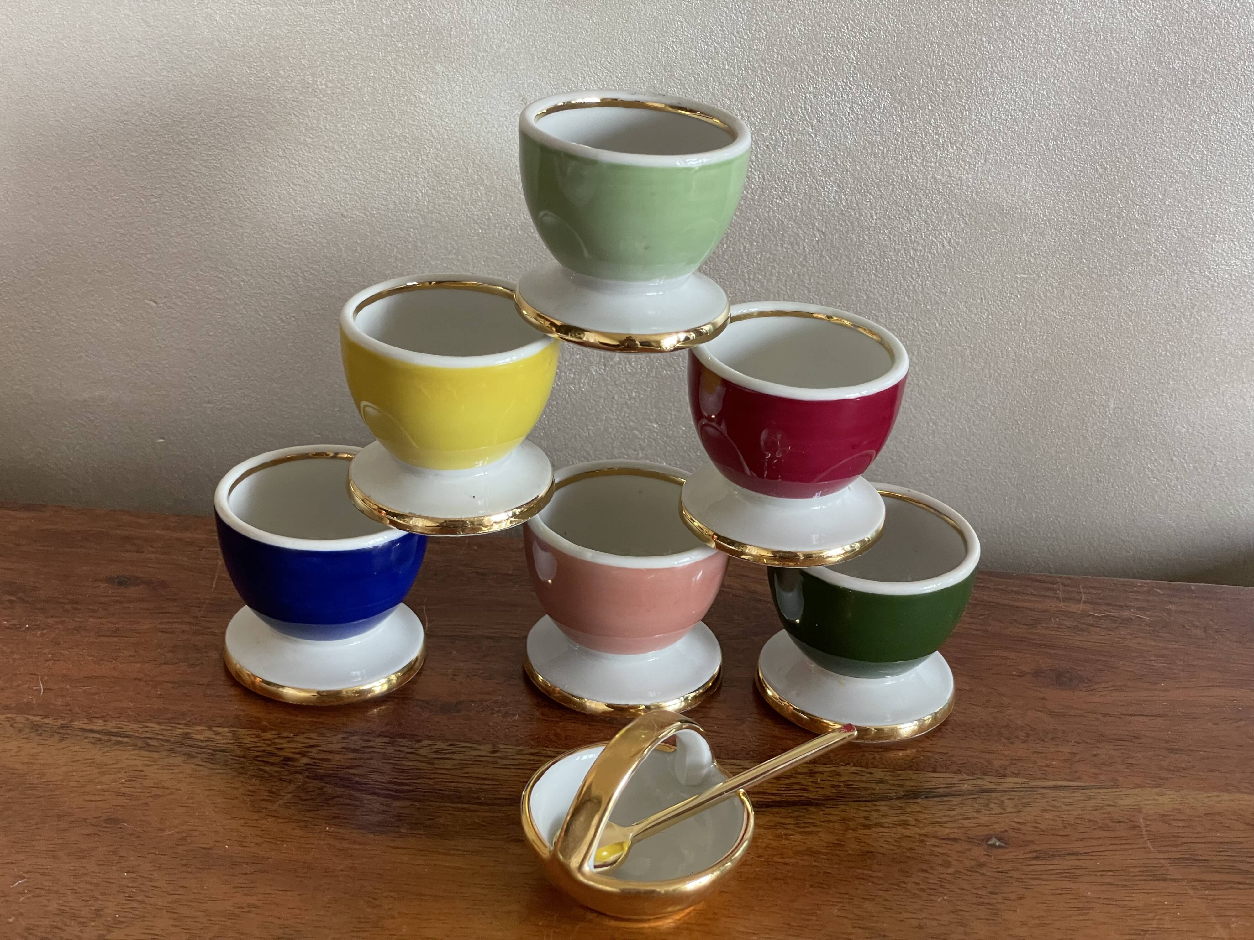 6 multicolored egg cups