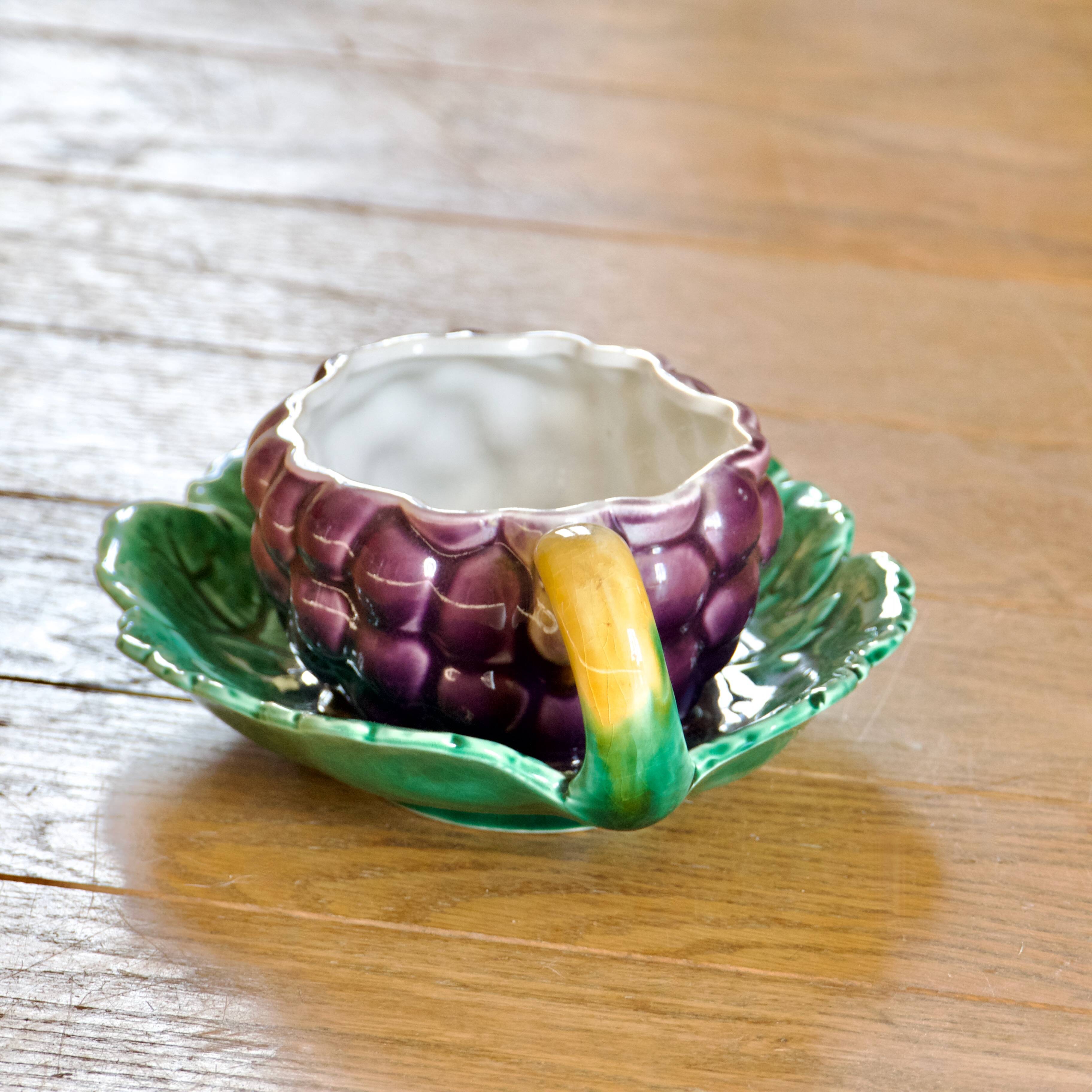 Saucière XIXe en barbotine de Sarreguemines, trompe-l'oeil raisin