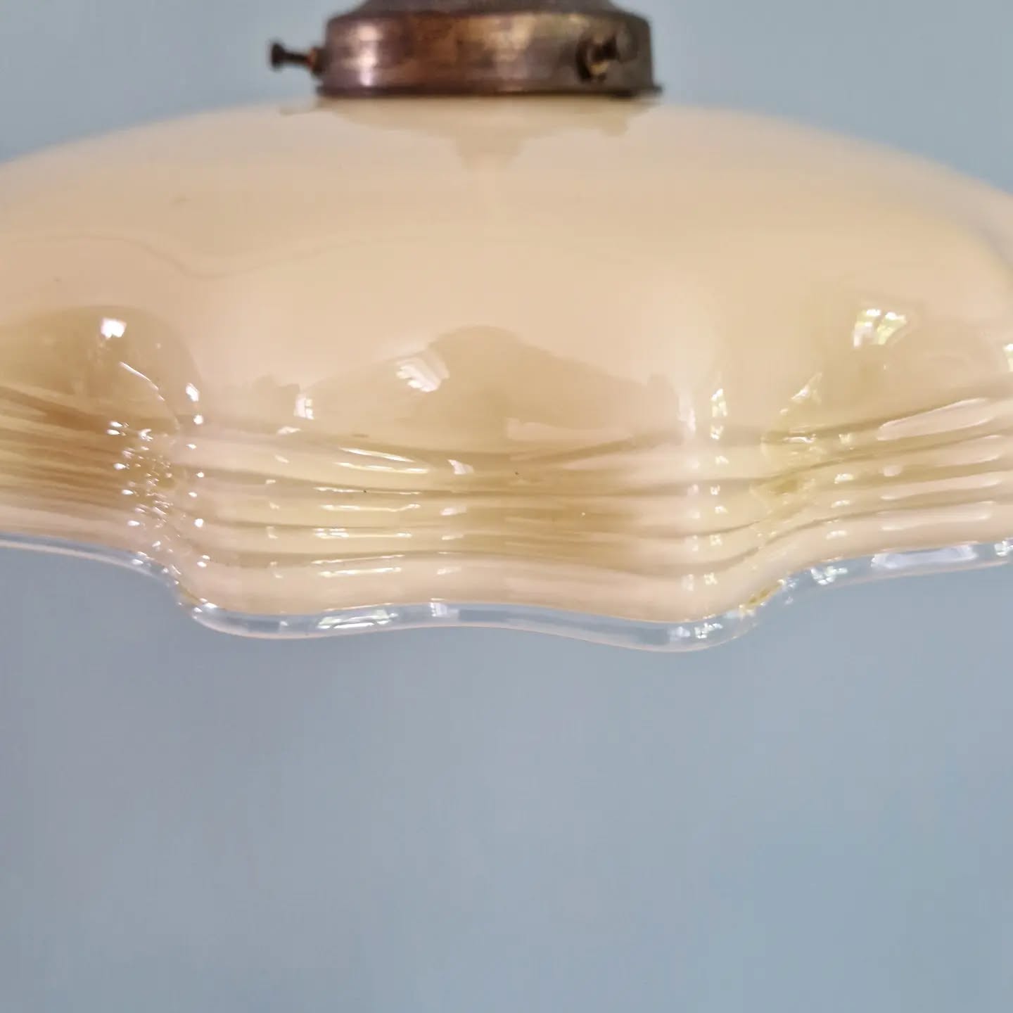 Art Deco suspension in yellow opaline with ouraline, 1920-30.