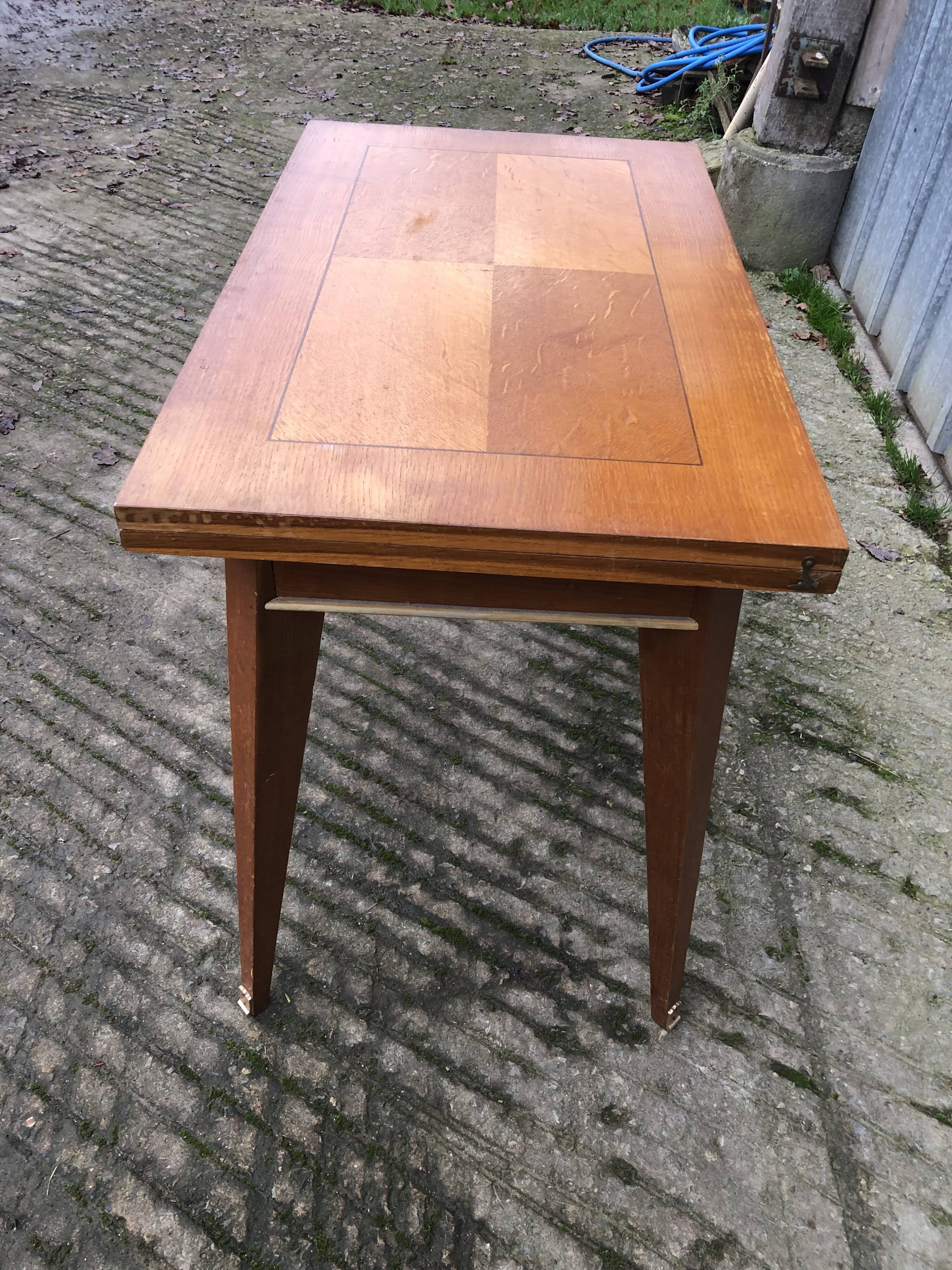 Table vintage portefeuille en chêne aux pieds compas.