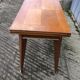 Table vintage portefeuille en chêne aux pieds compas.