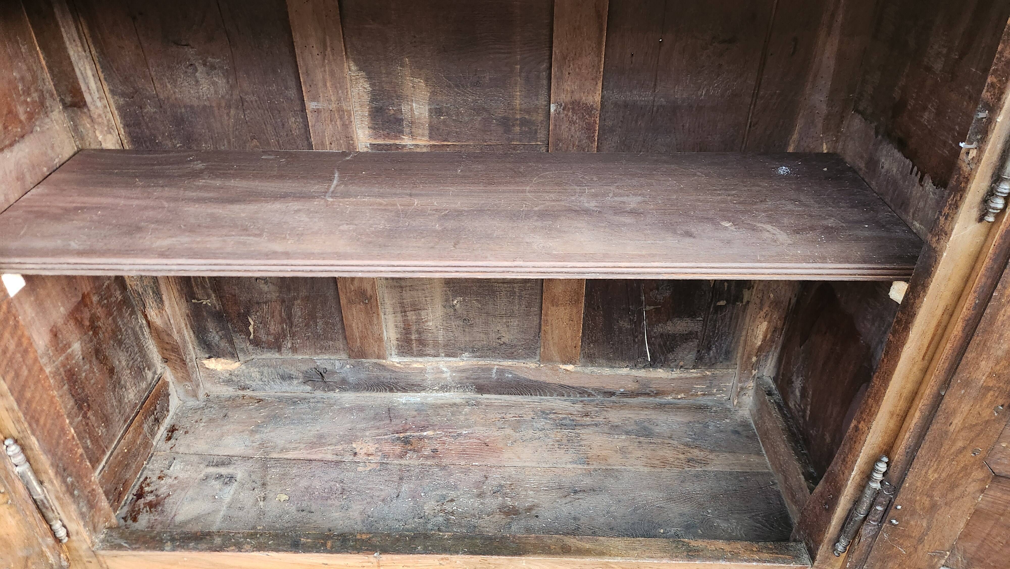 Buffet bas ancien en bois massif XVIII