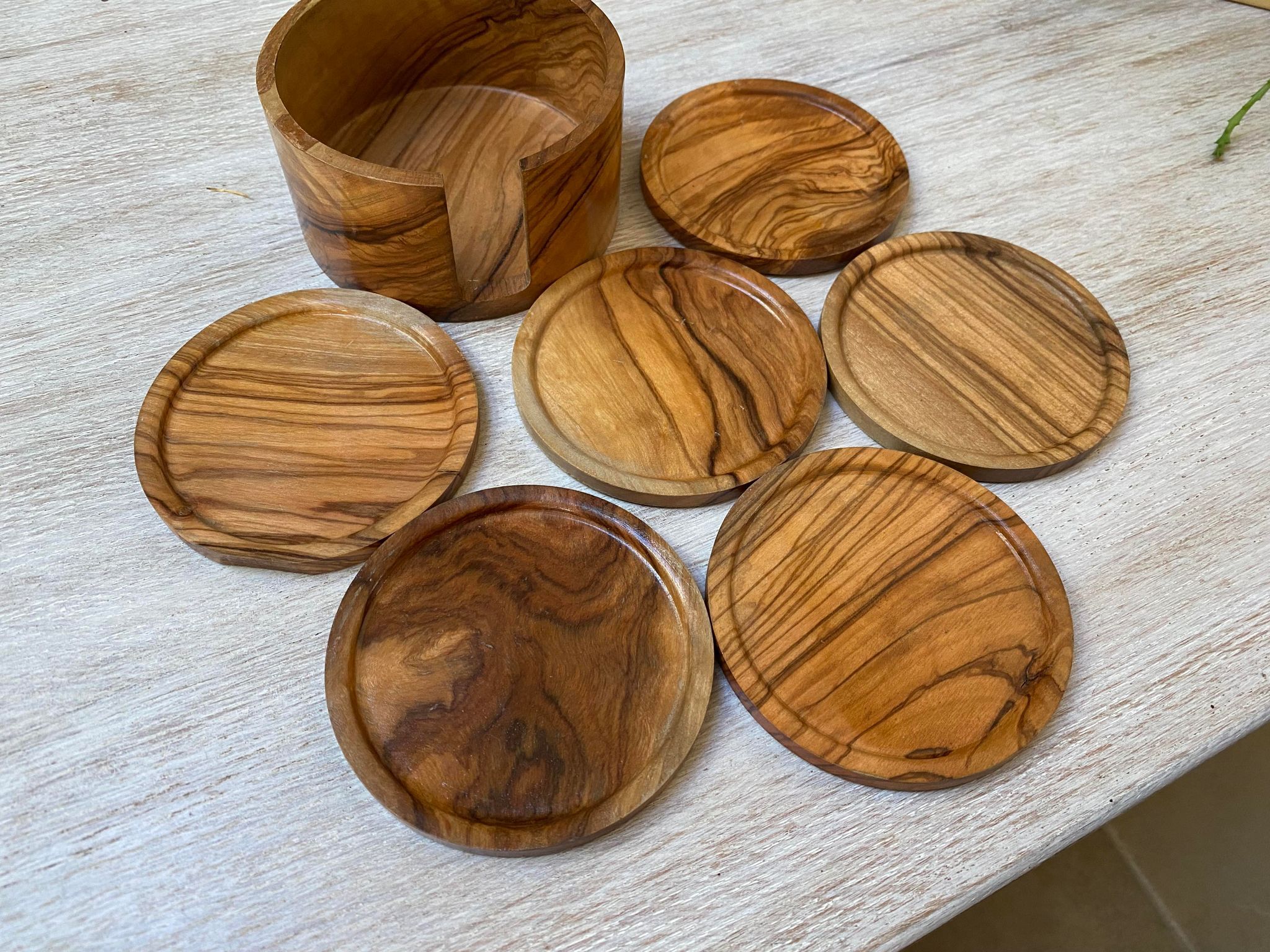 6 coasters in olive wood and their storage box