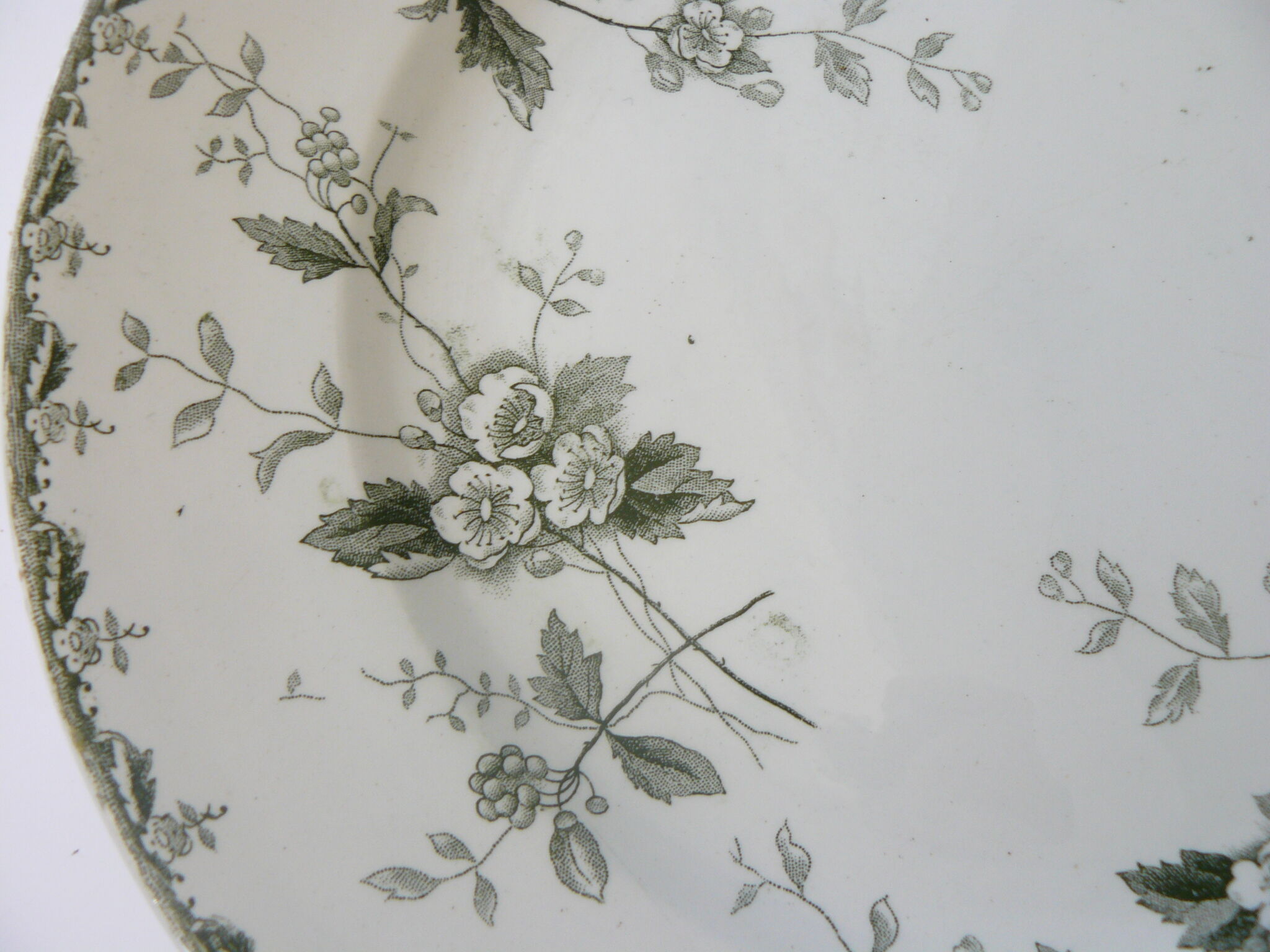 Round dish, land of iron, model Rosette of st amand