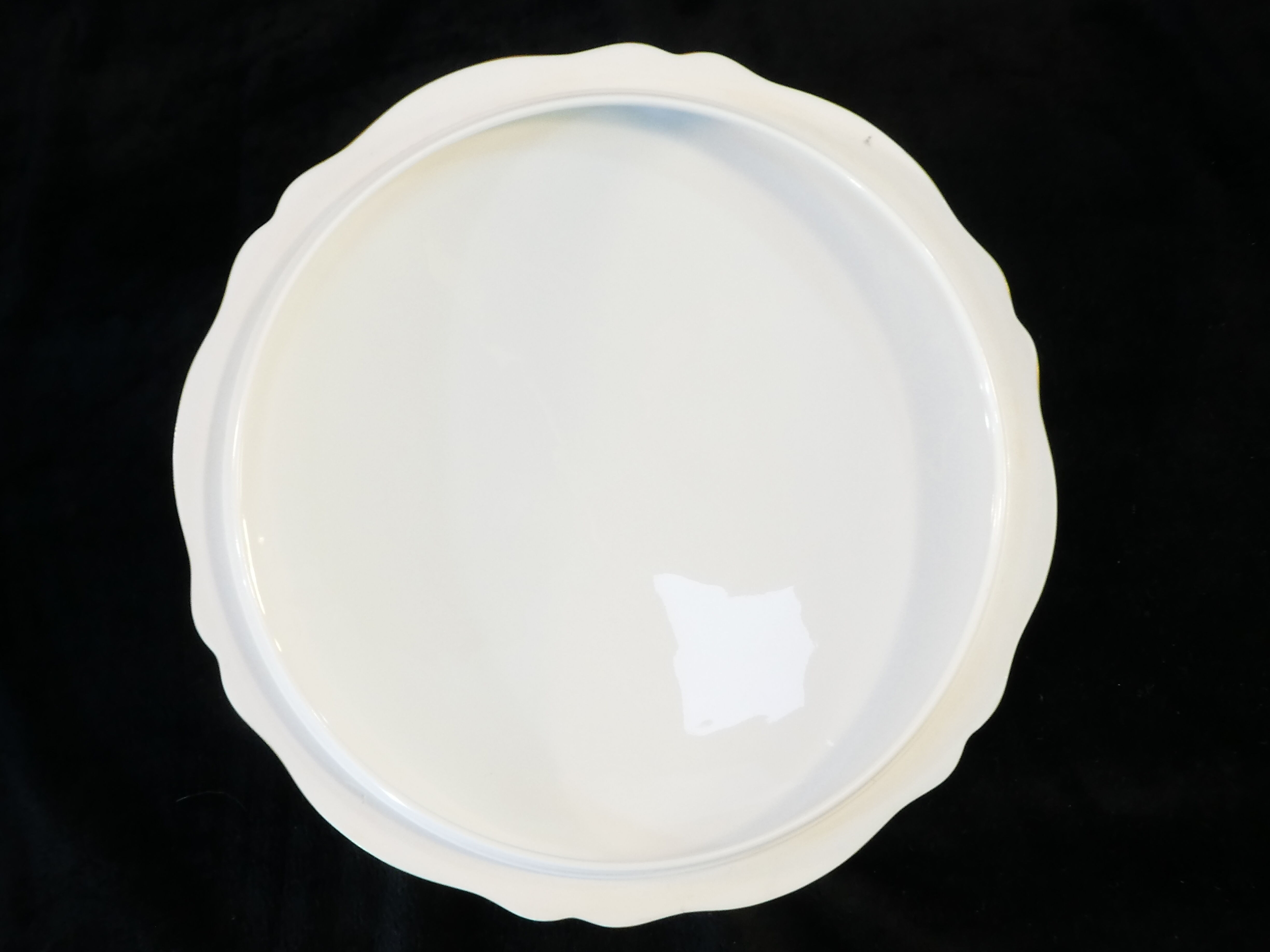 Soupière ronde en porcelaine de Limoges Giraud doré peint a la main