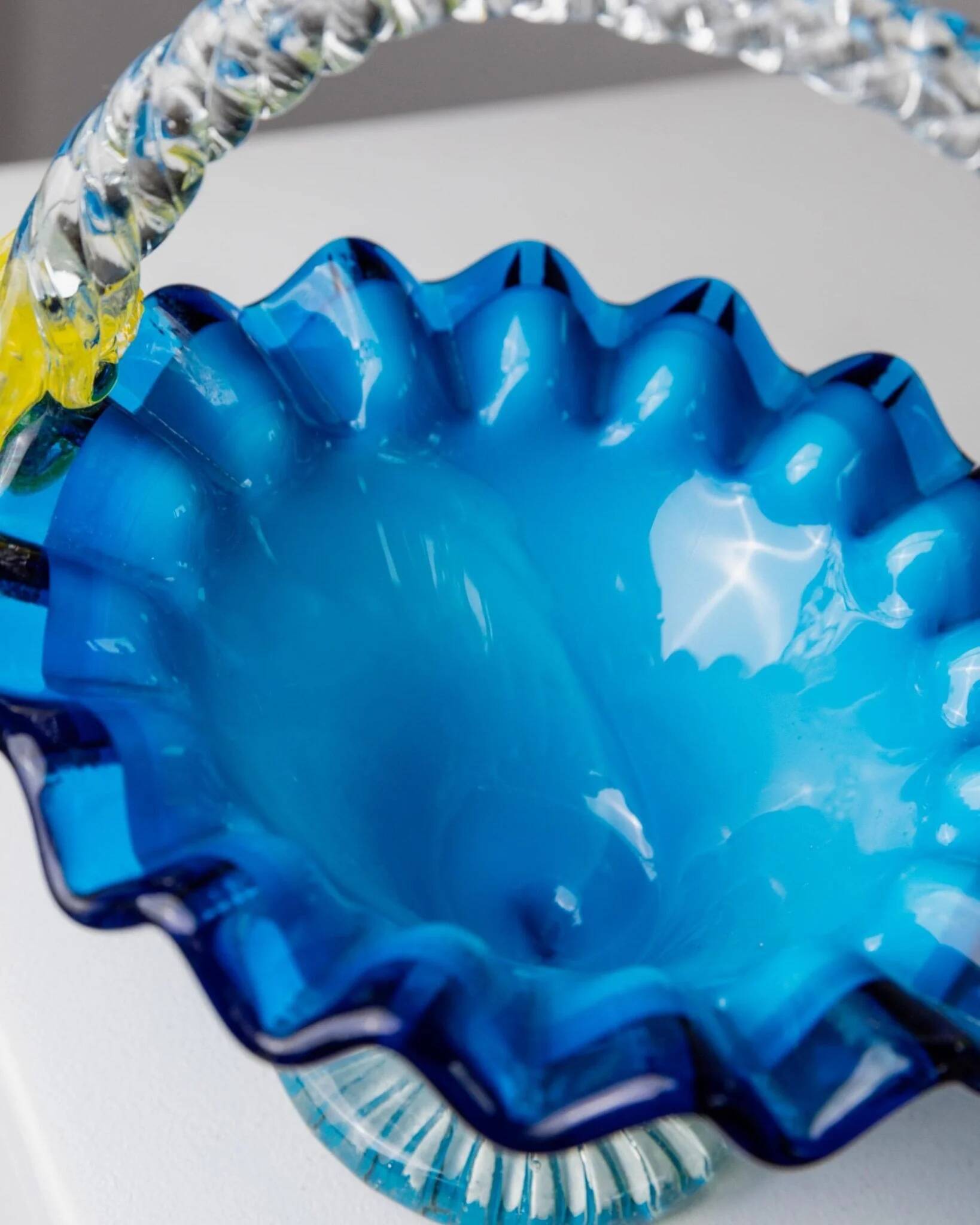 Bol avec poignée en verre de Murano bleu et fleurs jaunes - Décor vintage italien des années 1970.