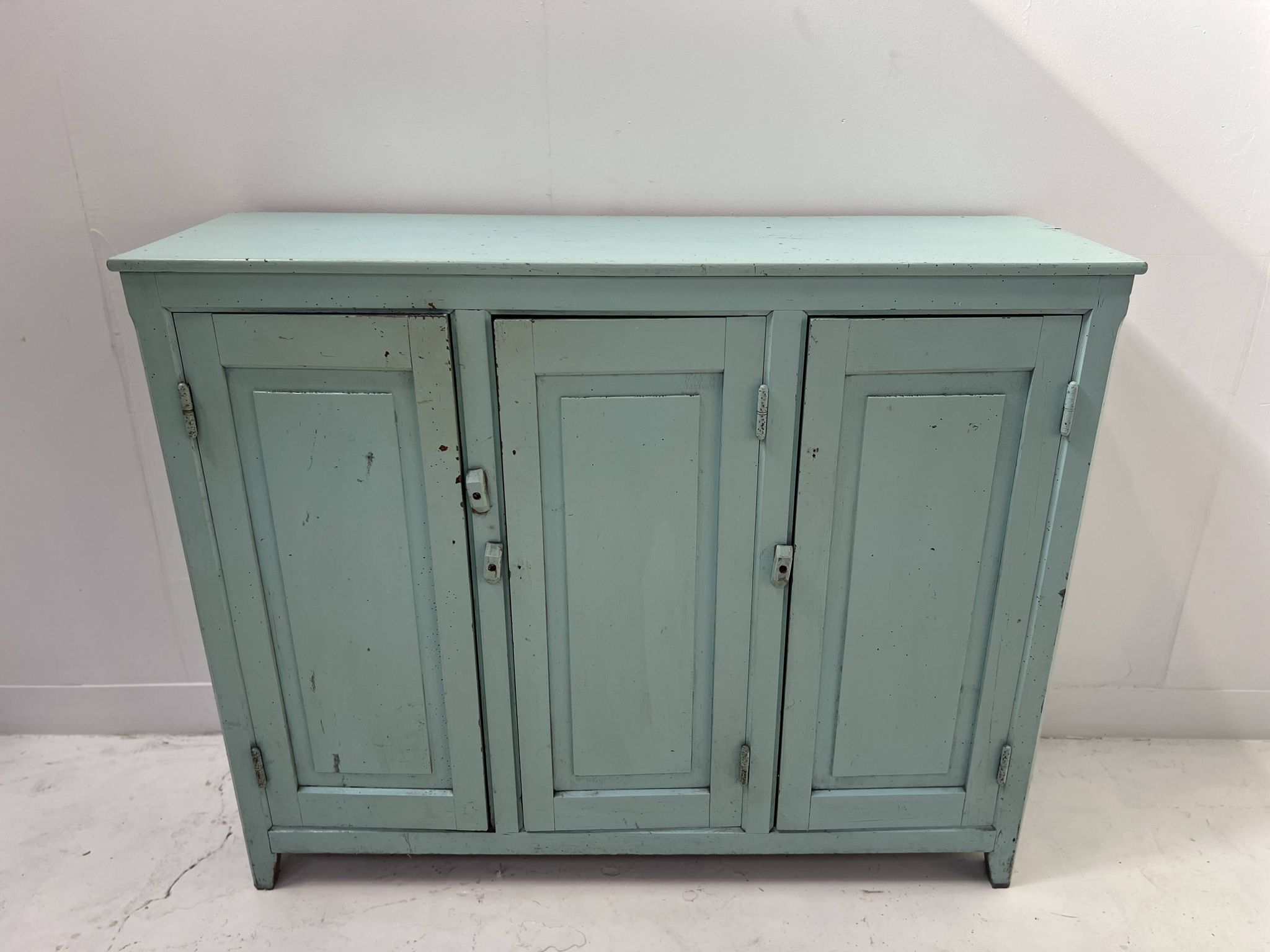 Buffet parisien de cuisine a trois portes en hêtre patiné XX siècle