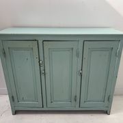 Buffet parisien de cuisine a trois portes en hêtre patiné XX siècle
