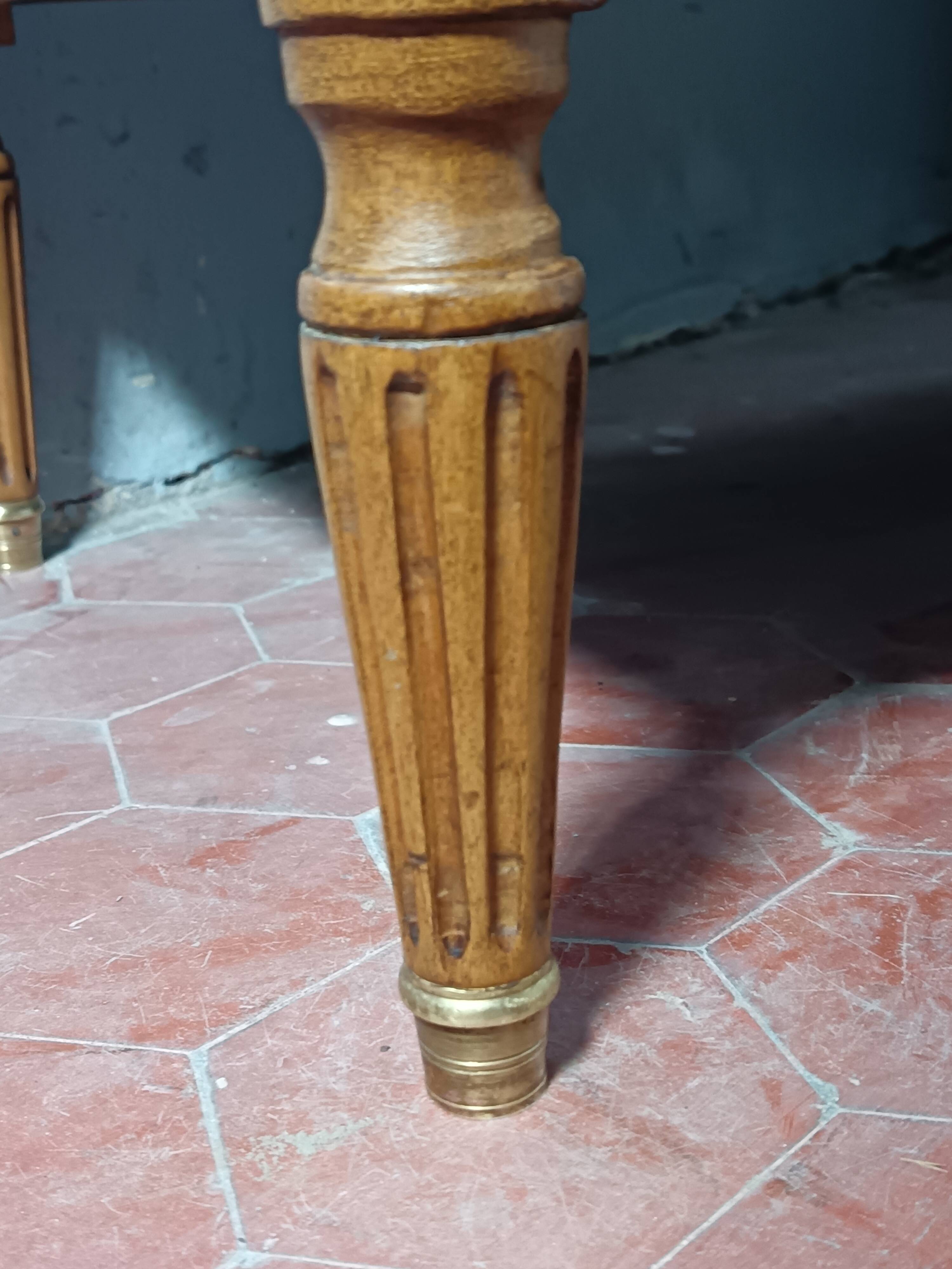Commode de style Louis XVI ouvrant à trois tiroirs.