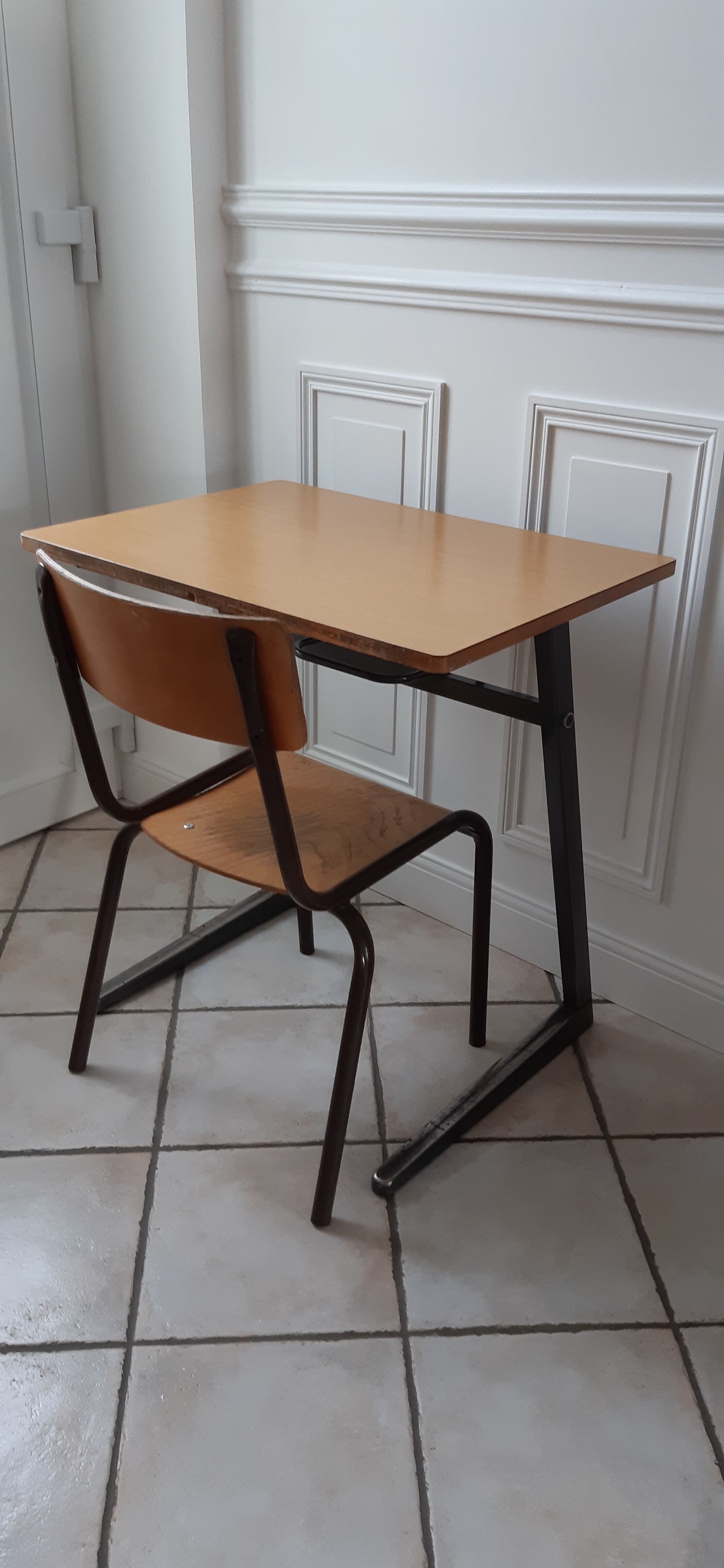 Desk and chair in school formica 60s-70s