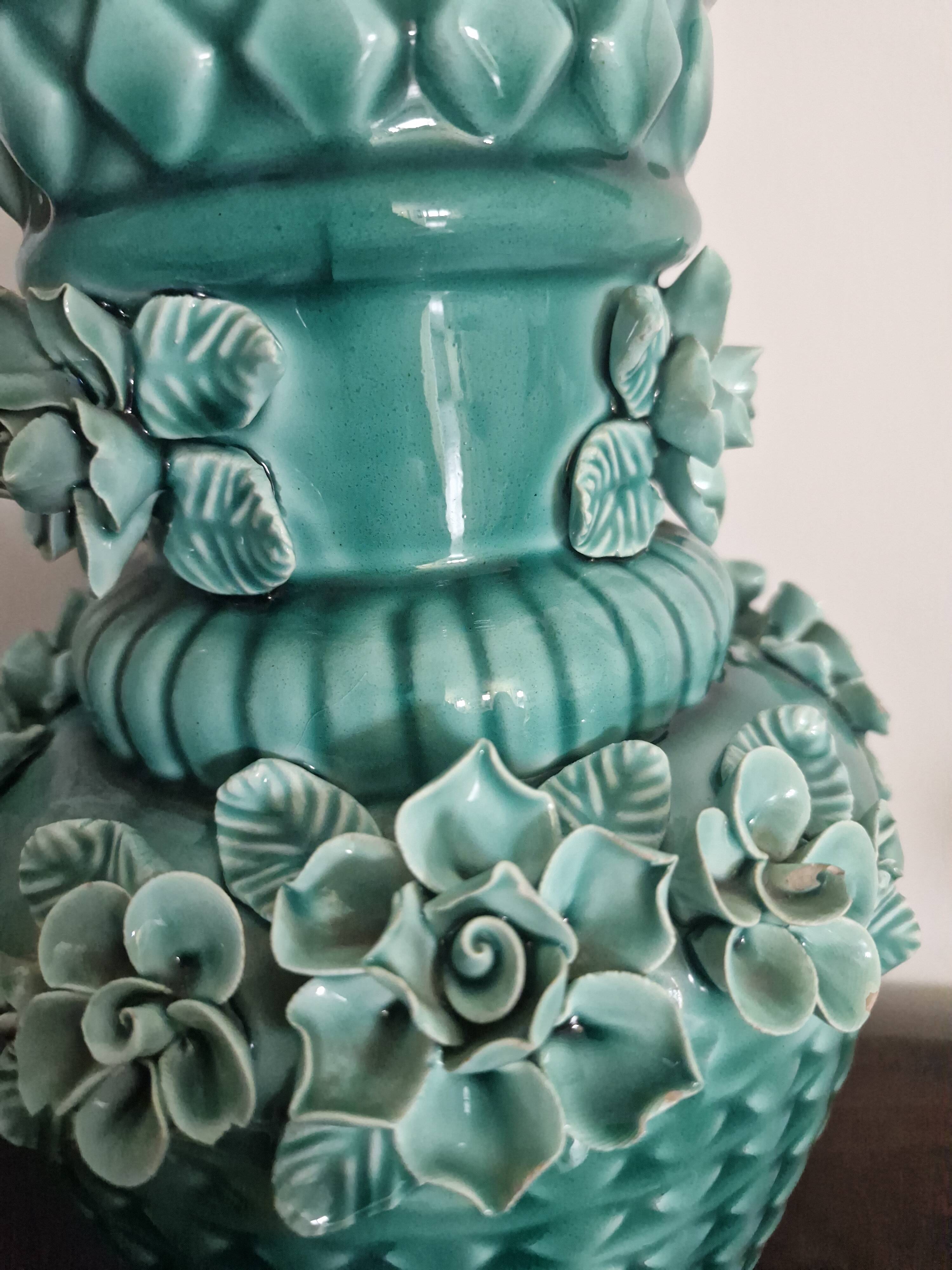 Vase ancien en barbotine bleu turquoise