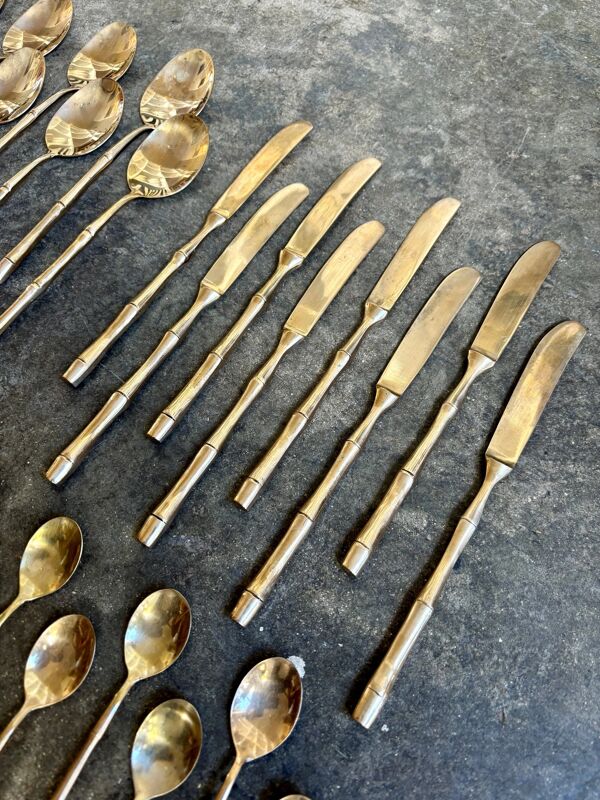 32 couverts manche bambou en métal doré