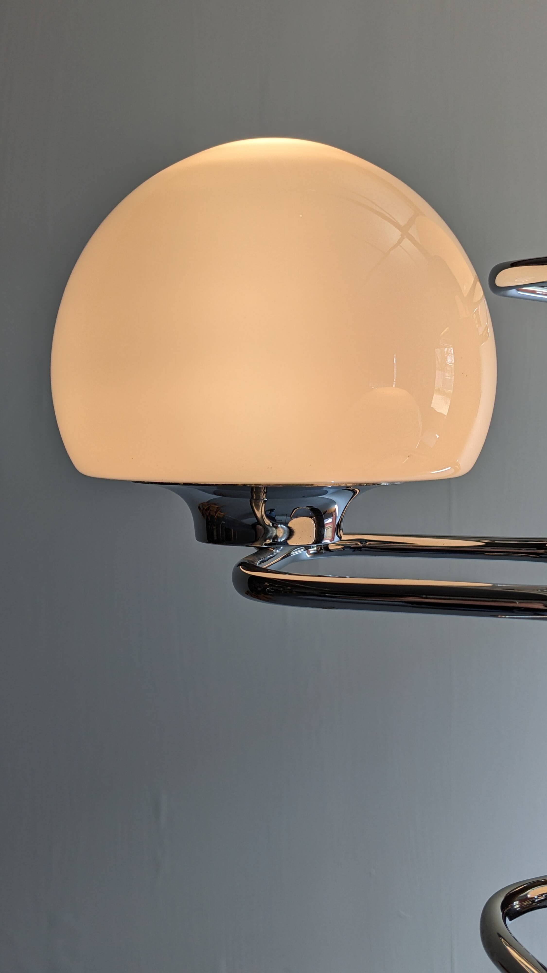 Lustre Space age with 3 lights in white opaline, Italy circa 1970.