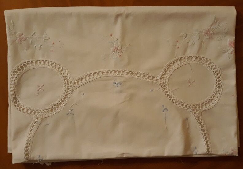 White tablecloth embroidered with lace & days