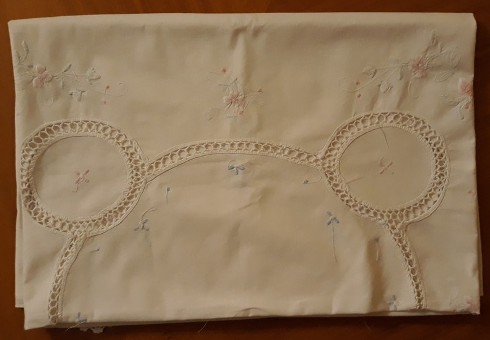 White tablecloth embroidered with lace & days