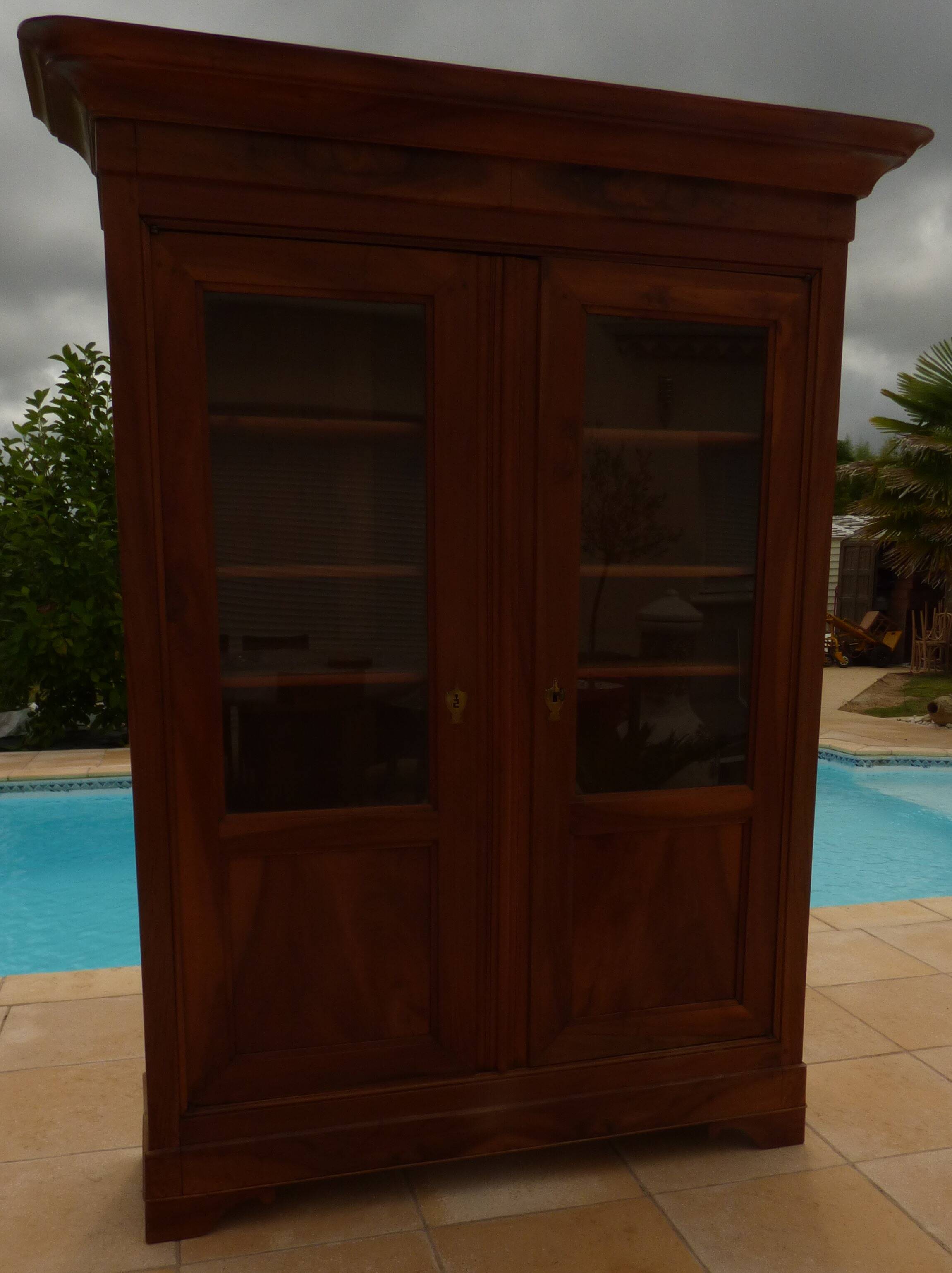 Chic old bookcase pegged in walnut with two glass doors and 5 shelves – Very good condition