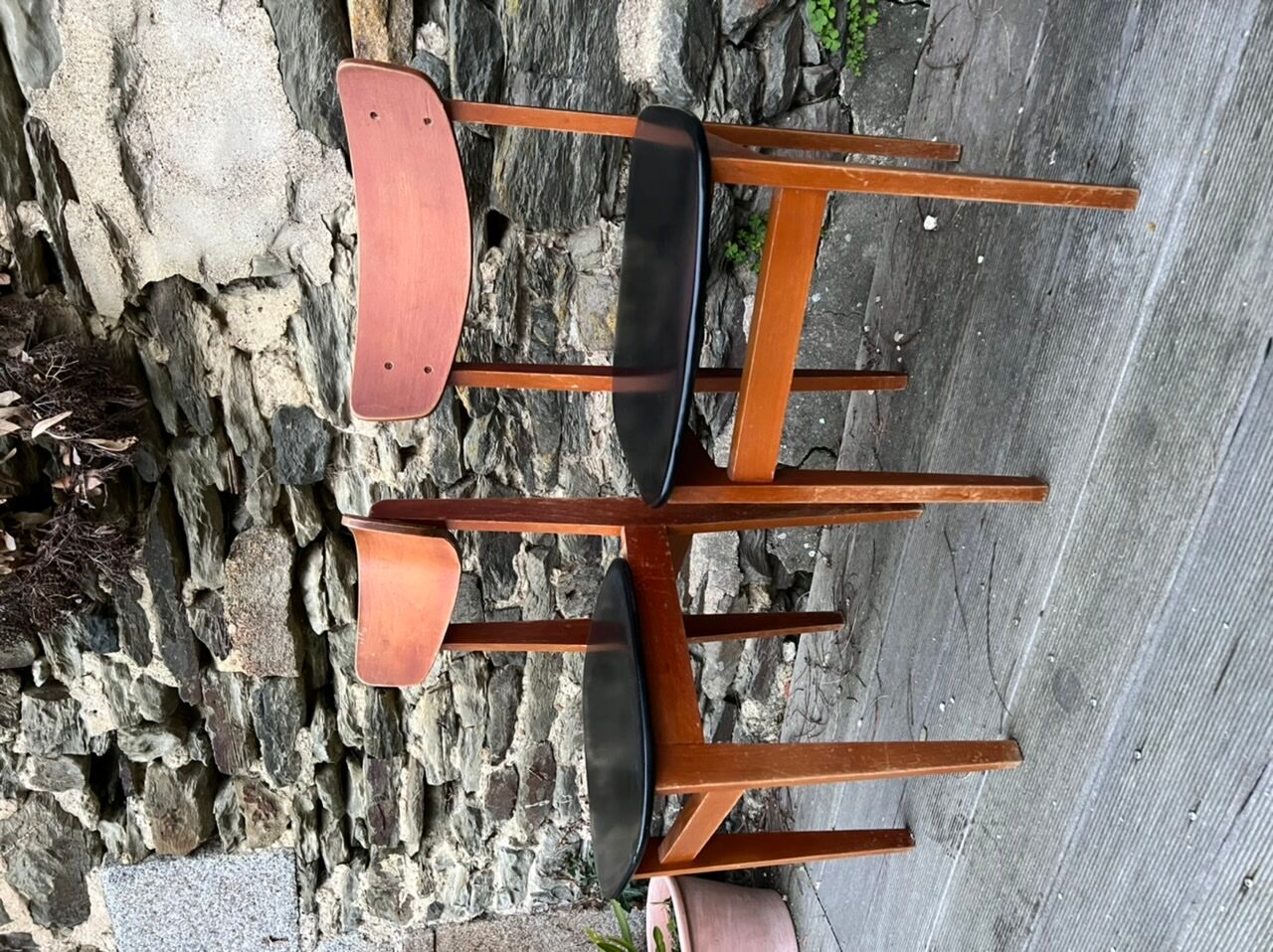Paire de chaises scandinaves bois et skaï