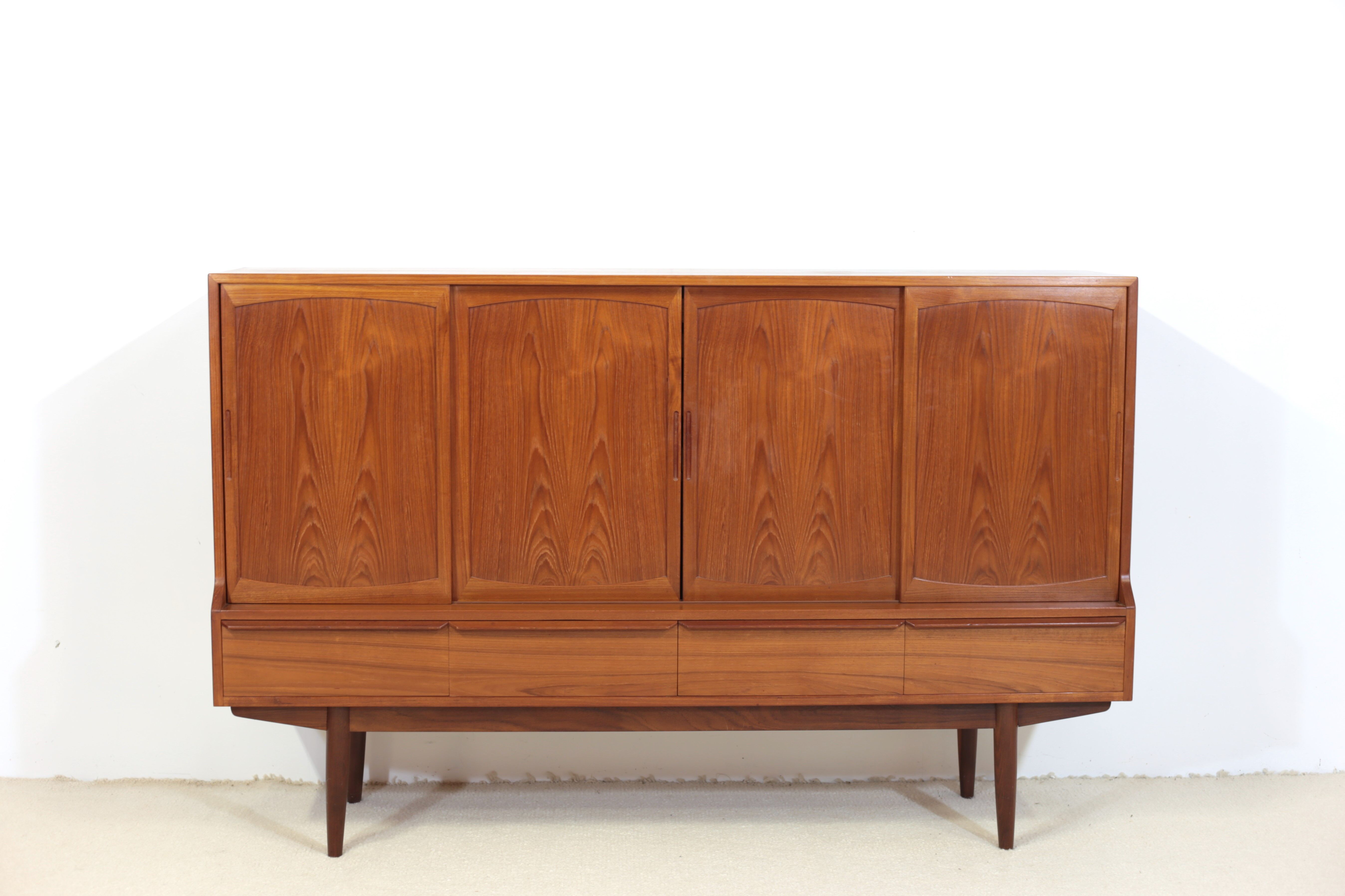 Henning Kjaernulf high sideboard